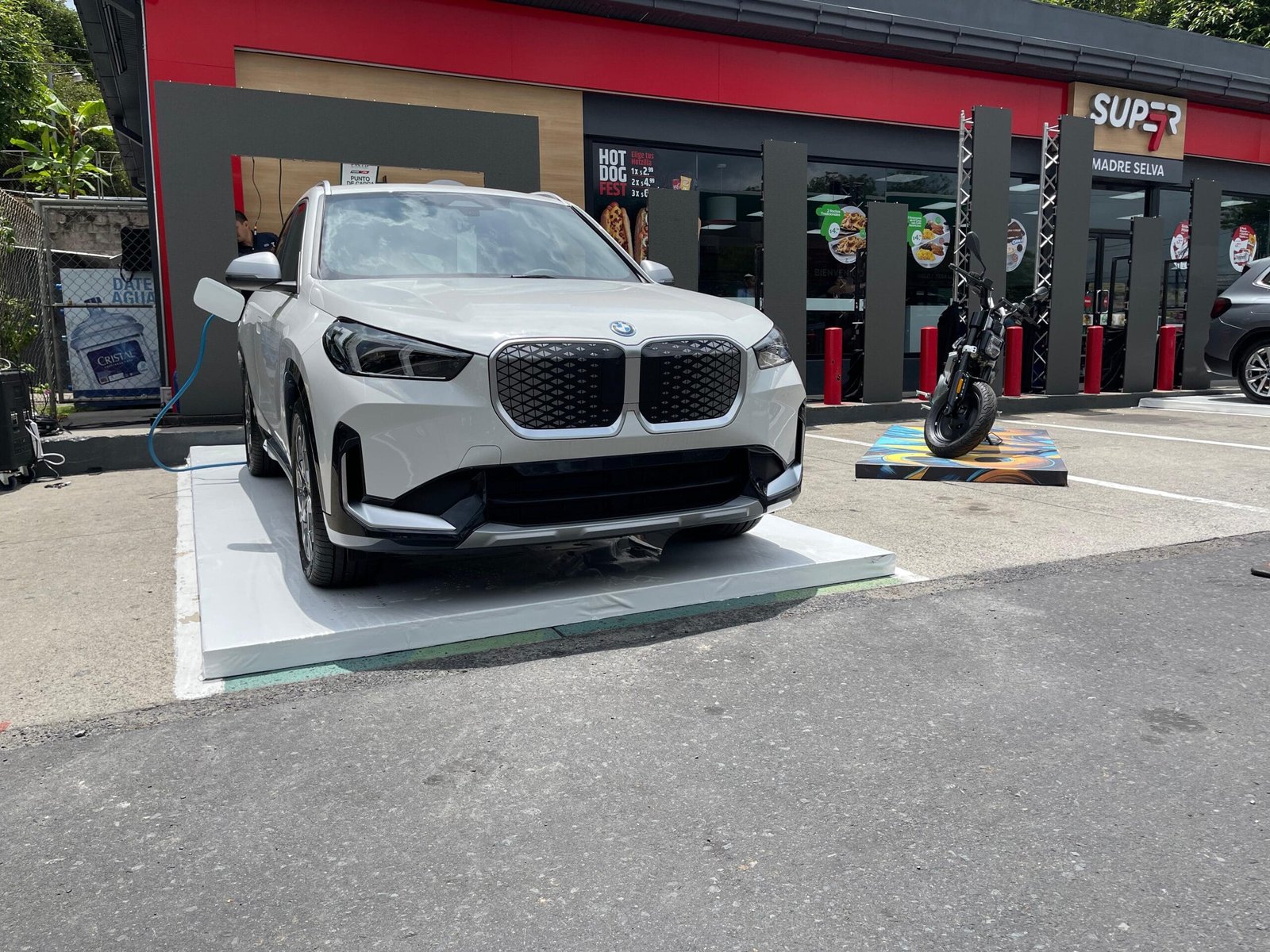 Puntos eléctricos para la carga de vehículos híbridos y eléctricos, sin costo.