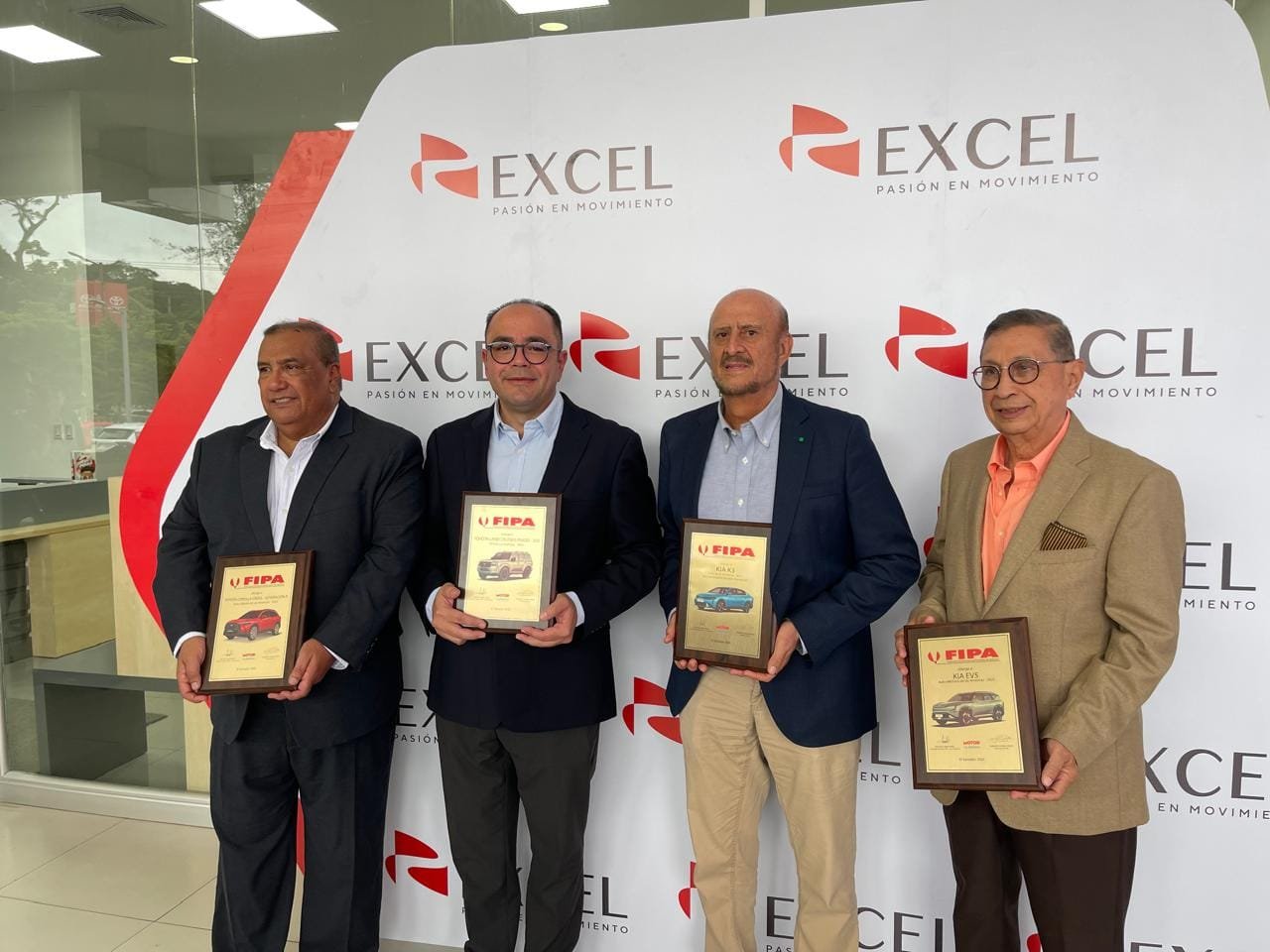 Excel El Salvador recibió premios de “Vehículos del Año” por sus marcas Toyota y Kia