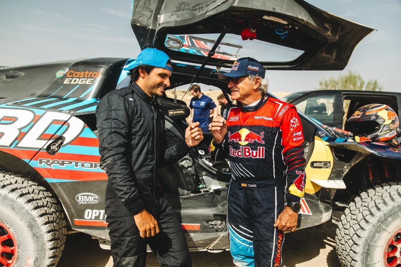 Padre e hijo disfrutan de conducción sobre arena